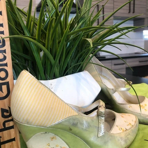 Kenzie Distressed gold and light yellow floral shoe size 6 1/2 - Picture 4 of 5